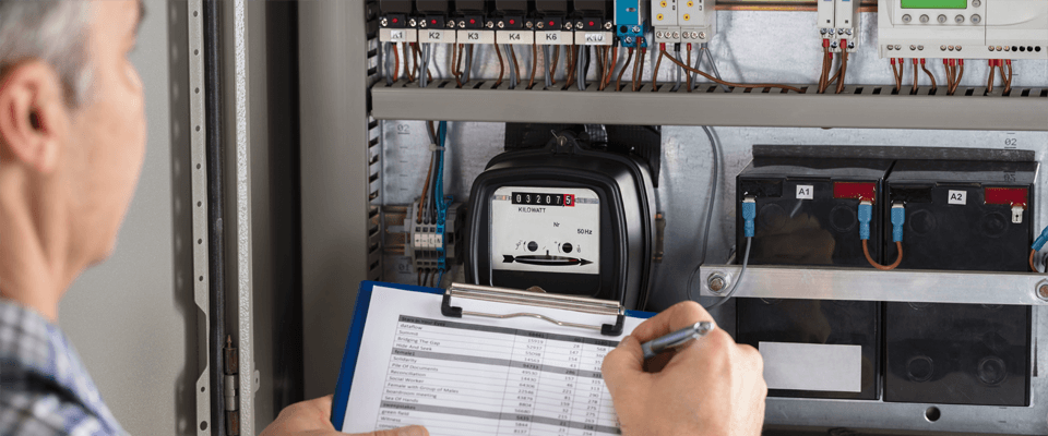 The opening of an energy meter in 4 steps